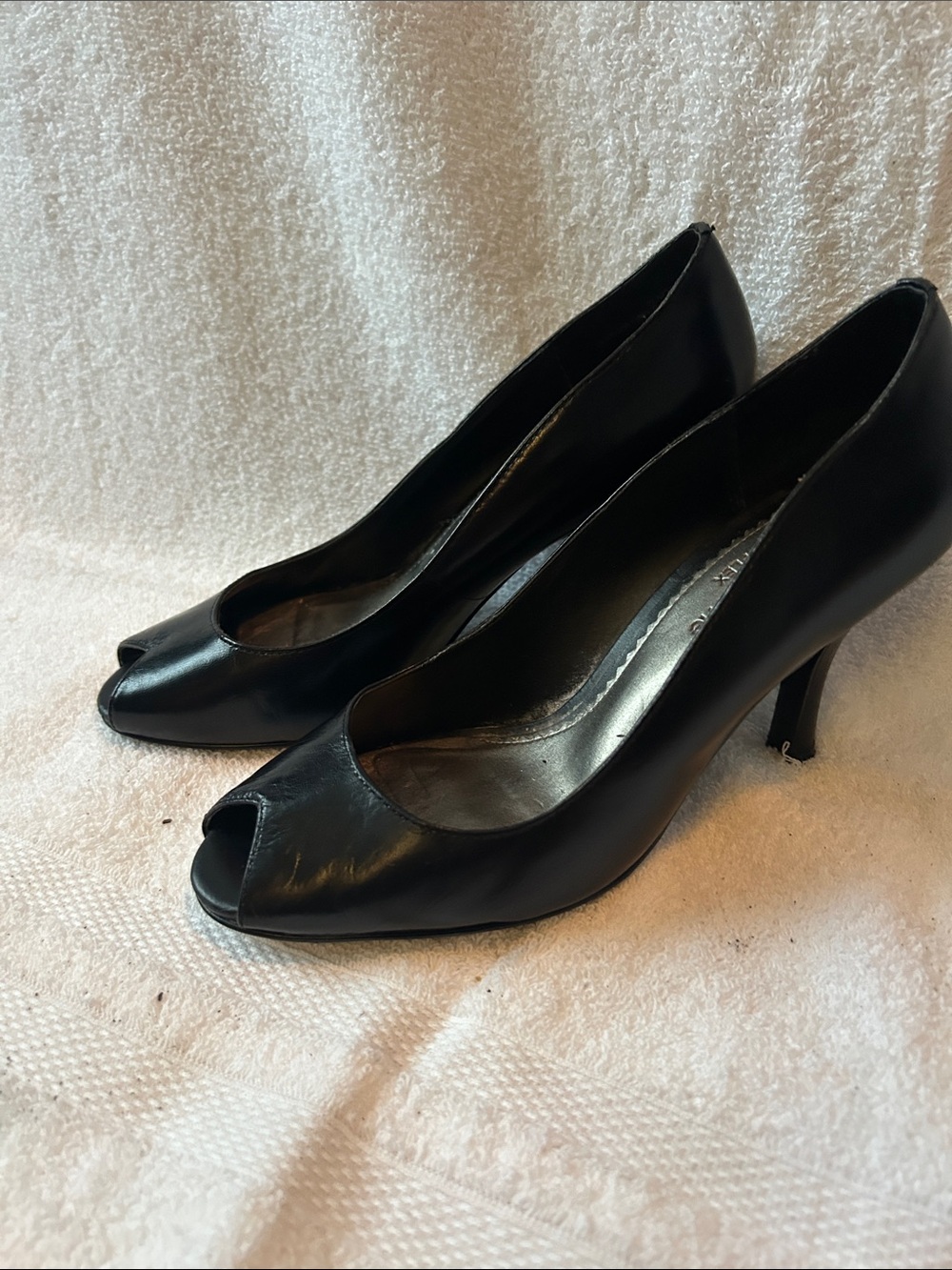 Liz Claiborne black peep toe mid Hill blamable move pumps